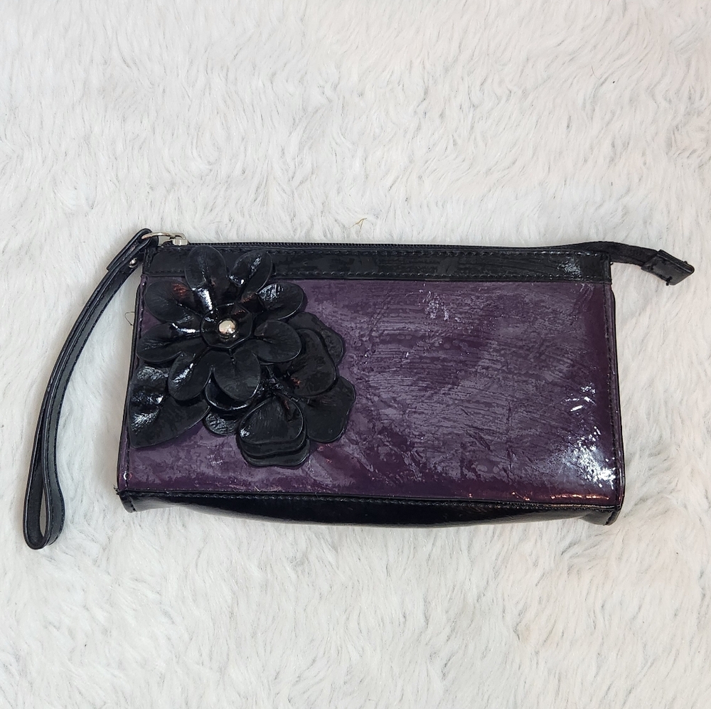 Nine & Co. Patent Vinyl Wristlet